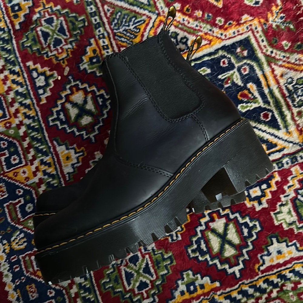 Dr. Marten Platform Chelsea Boot 🖤